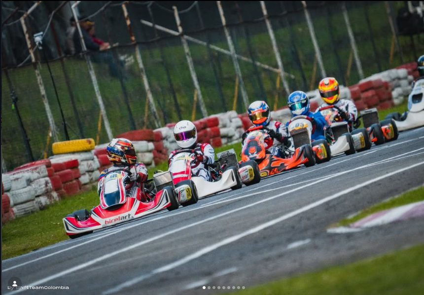 Fila de karts en la recta