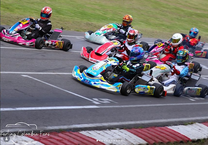 Grupo de karts en carrera tomando una curva
