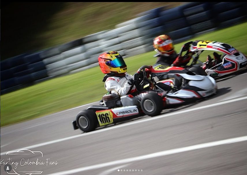 Piloto de kart a alta velocidad